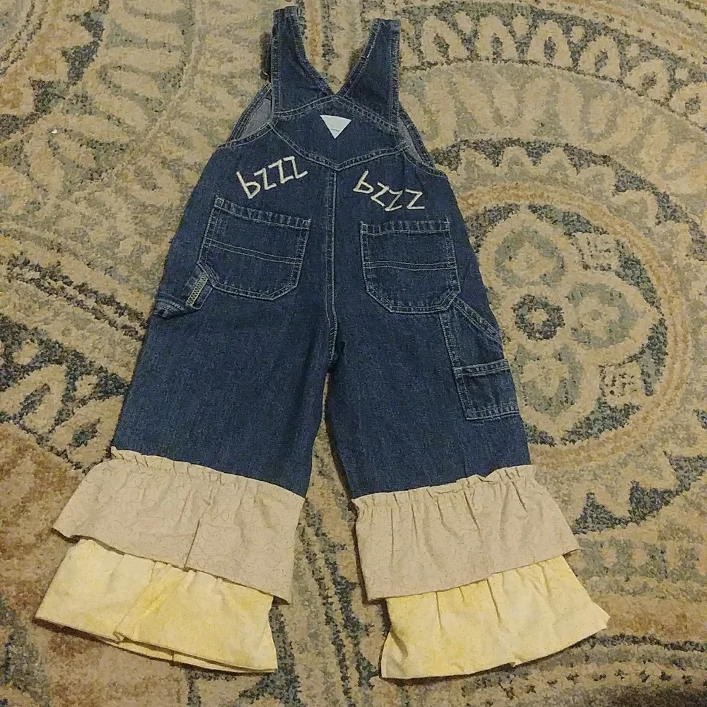 Rare Vintage Oshkosh Bgosh Vestbak With Bees Ruffles On Hem Of Overalls